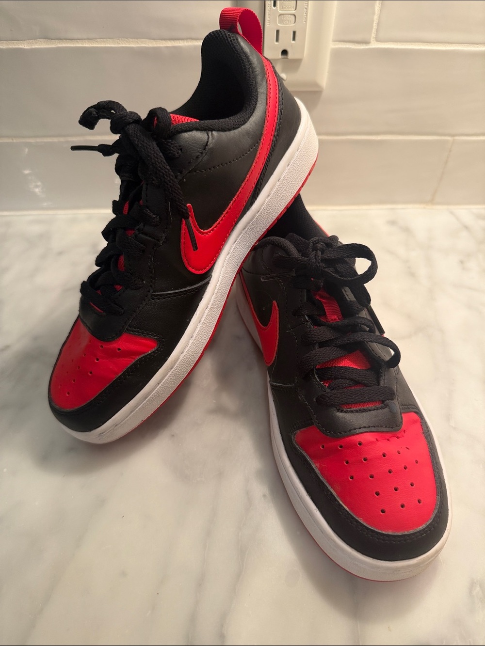 Nike Kids Black and Red Low-Top Sneakers